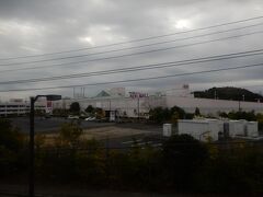 今回の旅は、西遊旅行の「花の桃源郷フンザの旅9日間」でした。

土曜日出発で日曜日帰着なので、仕事持ちには一番理想的な日程。
でも、年度末でもありかなりいろいろ積み残しての出発となりました。
いちおうPCも持って行って仕事のチェックはできる状況にはしたものの、現地の電波状況は相当悪そうでつながる保証はなく、帰ってきたらちゃんと席があるかなあとか不安になりつつ(笑)。

そんなことをいろいろ考えているうちに、成田エクスプレスの車窓からは見慣れた成田のイオンが。
何かこれ見ると海外行くモードになってテンション上がるんですよね。