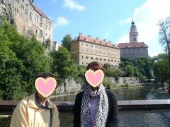 ＡＭ１１：００　◆チェスキー・クルムロフ◆

プラハから約３時間ボヘミア地方を走った場所に位置するチェスキー・クルムロフは、
街全体が世界遺産に登録されており、ヨーロッパで最も美しい街の１つと言われています。

ここから、もう少し街全体が見渡せる場所へと移動してみたいと思います♪