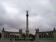 ＡＭ９：００　◆英雄広場◆

ハンガリー建国１０００年を迎えた際に作られた広場だそうです。

お天気が曇っているのが残念！！(→o←)ゞ