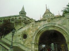 ＡＭ１１:００　◆ブダの王宮◆

ブダの王宮は、ブダペストの世界遺産に登録されています。
12世紀にモンゴル軍による侵略から街を守るために建設されたそう。
しかし第二次世界大戦やハンガリー動乱時の砲撃によってことごとく破壊されてきたそうです。

現在見られるお城の姿は1950年代に入ってから完成したものなんですって！
母も自分より後に完成されたことに驚いていました(^^ゞ
