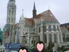 ◆マーチャーシュ教会◆

こちらの教会もトルコによる支配時にはフレスコ画が塗り込められモスクに変えられたり、
はたまた第2次世界大戦では破壊されたりといった歴史を乗り越えてきたそうです。