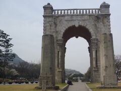 独立門です。
西大門刑務所と三・一独立宣言記念塔が近くにあるので、
日本からの独立と思われがちですが、この門は「中国（清）」からの独立を記念するための門です。
韓国（朝鮮）は、1897年に中国から独立して、大韓帝国となった記念に建てられたものです。