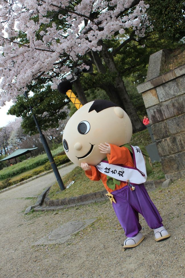 マスコット、はち丸との撮影会で、行列ができてました。