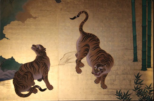 いきなり襖絵ですが、本丸御殿です。<br /><br />周囲はすごい人なので、建物の写真は撮れません。<br /><br />焼失を免れた狩野派の絵師たちが書いた襖絵の復元です。