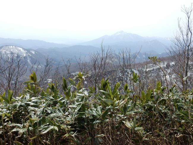 逆光とPM2.5？で見えにくいですが、<br /><br />猪苗代湖、桧原湖、秋元湖、小野川湖がまとめて見れる場所です。<br />地名も「湖見峠」。