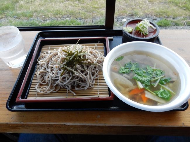 お昼ご飯はざるそばと、雉肉の入った塩ベースのご当地名産・きぼっこ汁で。<br /><br />ところがきぼっこ汁、雉肉の１００倍ぐらいキノコ汁で。<br />私キノコはダメです・・・全部残しました。<br /><br />だったら最初からキノコと書いとけよ。<br />コラーゲンたっぷりの雉肉は、探してやっと見つかるぐらいしか入っておらず。。。