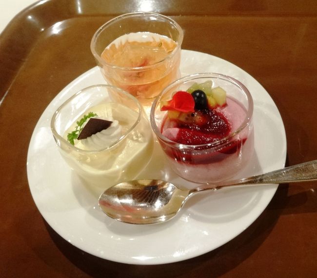 珍しく、スイーツを３つも。うん、美味しかったです