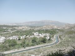 モモさんの丁寧な説明でシルカップを30分ほどじっくり廻ったあと、再びバスに乗り10分ほど離れた場所へ。

バスを降り、ひたすらに続く階段を周辺の景色がこれだけ見栄えがする場所まで登り続けたところに、タキシラの最後の目的地がありました。

ツアーの説明でも「ここはかなり登ります」「気温も高い場所なので気を付けてください」と言われてましたが、この日は風も気持ちよくまた思ったほど階段も多くなかったので、多少息が切れた程度ですみました。