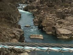 10：15　
  一ノ関からレンタカーで20分ほど、厳美渓の自然休養村管理センターの無料駐車場から道路を渡ってすぐ下が、厳美渓です。これは、御覧場橋という吊橋からの眺め。ここまで駐車場から3分というところ。