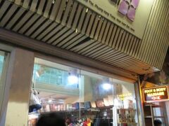 ホテルを素通りしてプラプラ夜のハノイ最終日を散さく。
アジサイのプラ籠に未練が。でも高いし。バッチャン焼きもsaleは終わってました。

斜め前のイパニマでバッグ冷やかし。
でも高いんだよね、あまり好みじゃないし。
店員さんは感じ良いけど。
皆さん夜遅くまでよく働きますなぁ。

カフェ29を探してホアンキエム湖近くまで小道をフラフラしたのに見つけられなかった。
夜だからか売り切れて閉店？