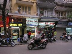 そしてドンを両替しようとレートの良い店へ！
行ったと思ったら、この手前の金屋に入ってたらしくその辺のツーリズムと同じレートで１万ドンが５２円くらい・・・。
２日間で、そんなに上がったのか！？と疑問に思ったけど両替しちゃった・・・
そして歩き進んで間違ってたことに気づく・・・（涙）
タイバーツの両替にきた観光客がレート聞いて帰った時点で気づけば良かった！
店主の坊主頭まで一緒なんだもん・・・
皆さんも間違えませんように！！