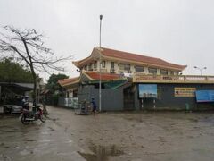 またここで送迎バス待ち。
１台のバスに乗り切れず、養子家族と２台目のバスに乗ってくれる人をヴィクター氏が募集。（ここでガイドさんの名前がヴィクター氏と知る(汗)）
そういうのは乗る前に言ってくれ！
私と同じホテルらしいが会話しなかった冷たい感じのドイツ人カップルに声かけしたらNo!と拒否！
でアメリカ人の男の子が立候補。
必然的に？！ヴィクター氏が私にレィディと。
はいはい、良いですよ。
隣も１人参加だったらしい？欧米人のおじさん、会話しなかった大きなおじさんと長時間一緒じゃ窮屈だったし（笑）

でもインドネシアの女の子達や、フランス人ご夫妻に、もう一組のドイツ人カップルとお別れが早まった。。。