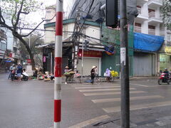 おはようございまーす！
早起きしてしまったので朝食前に散歩に。
今日も雨だ。