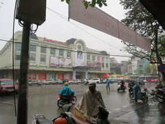 そしてハンザ市場へ。
上の階を見たくて。
9時頃なので開いてないのか静まり返ってる。
一番上は結婚式場のように整ってて、その下はスポーツジム！

２階まで降りてきたら警備員さんがセールの場所を教えてくれた！
プラ籠バッグが半額の５万ドンだったので即決♪
おじさん、ありがとう！
