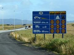 車も無事に借りられてケフラヴィーク国際空港を出発。
空港からレイキャビク市街地方向への４１号線にはアイスランドの交通規則を紹介する標識が出ています。

これは前回2013年に撮ったものですが、規則は変わっていないし、今回は撮りそびれてしまったので、再度ご紹介。

標識の左上、楕円内のISはアイスランドの国コード。
三文字コードだとISLになるようです。

アイスランドでは昼間も点灯することになっています。
あとは、車の種類や走る場所による制限速度を確かめましょう。