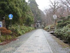 鳥取県・大山寺の参道にやってきました。
オフシーズンのためか？大山寺山門近くまで車で入ることができました。