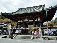 〔 石山寺 〕

駅から10分ほども歩くと、「石山寺」の参道の前に建つ“東大門”の前へ。

「石山寺」は奈良時代後期の747年に開かれたと伝わる古刹で、『源氏物語』の作者・紫式部は、この石山寺参篭の際に物語の着想を得たというゆかりのお寺です。