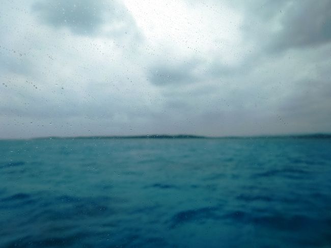 まず、小浜島へ。海はきれいだけど…<br />そう言えば、この日に聞いたのかどうかは定かでないけど、沖縄では大きな台風が近づくと、冷蔵庫を空にするために宴会をするのだそうです。いつも、停電した時困ってるんだろうなと思ってたから、「なるほど！」