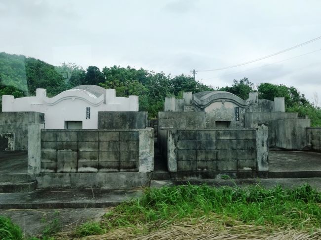 展望台に行って、階段を１０分強、上りました。疲れた…運動不足です。たぶん、大岳展望台だと思います。上から見たら眺めがいいかと言うと、あまり海が見えなかったのです…あぁ、絶望的なツアー。<br />これは、お昼を食べに行く途中にあるお墓。車の中から撮りました。形が全然違うのね〜