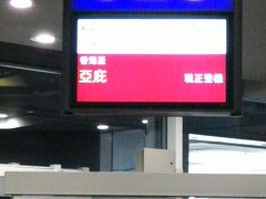 これでコタキナバルと読むようです。
香港ドラゴン航空は前回も500番台のゲートで迷わずに行くことができました。
バスでの搭乗です。