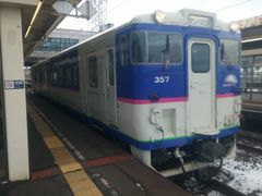 南千歳駅で特急を待っていたら、日高線塗装の普通列車がやってきた。