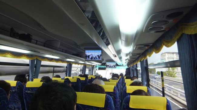 8時に都庁駅にあるバス駐車場を出発し中央高速に乗って山梨を目指します。<br /><br />天井からモニターが下りてきて旅の注意事項のビデオが流れます。<br /><br />自家用車利用と違ってバスだと高速の壁の向こうが見えるから、普段と景色が全然違ってて車窓がとっても新鮮でした。<br /><br />桜もどこも満開で綺麗でした。