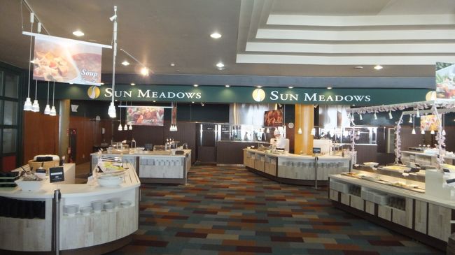 これが昼食会場。<br />30分早く着いたので食べ物が豊富にありました。