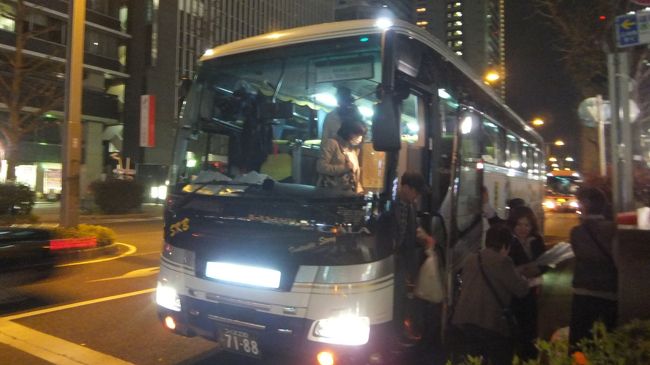 帰りはちょっと渋滞しましたが、予定より40分ほど遅れの19時頃新宿到着。<br /><br />今まで中央高速は大渋滞しているイメージしかなかったけど、今回のツアーで払拭されました。<br /><br />ガイドさんから最後にお土産の桃の枝をもらって解散です。<br /><br />1日お疲れ様でした。