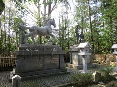 乃木夫妻の像と日露戦争後にロシアのステッセル将軍から贈られた名馬の像。