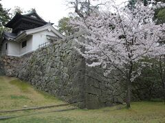 福山城公園内の桜も満開です！

左側の建物は鐘櫓【福山市重要文化財】です。
http://www.city.fukuyama.hiroshima.jp/site/fukuyamajo/15899.html
