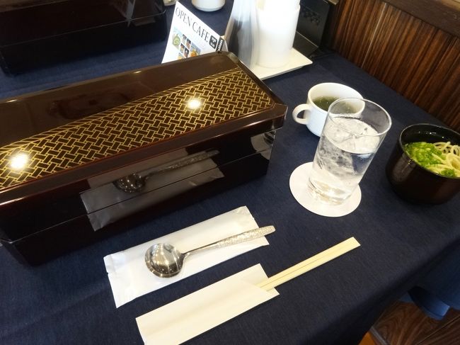 お昼は、リゾートホテルの「はいむるぶし」で食べます。<br />きれいな容器です