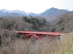 赤い橋　東沢大橋

いつから清里のシンボル？になったんでしょ。ガイドブックに載ってますね。

山に赤色がよいコントラストです。