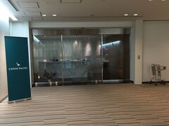 今回の帰国は、

JAL004 18:25-18:20 成田→ＮＹ行。３時間前にチェックイン。

この時間の成田第二ターミナルサクララウンジは.....激混み！ビジネスクラスは言うに及ばず.....ファーストクラスラウンジも激混み.....。本当にどうなってんねん！こんなにでかいラウンジなのに......。

ファーストラウンジまでこんなに混んでいるのは、今回初体験でした....。やっぱ、時間によるんだなぁ.....いつもはガラガラなのに....。


俺は今一人になりたい気分なんだよぉ〜（心の声）