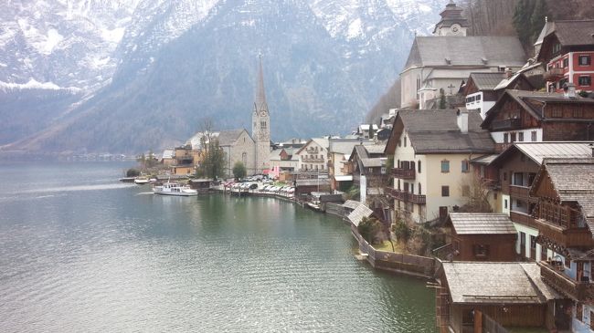 雲が出てきた影響もあるのか<br />湖面がどんよりとしています。