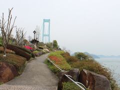 橋を渡ってすぐのところにある「白崎園」。
もうつつじが咲き始めてますね。

お天気が良ければ、もっと景色もきれいなのにね〜。
この日は曇っているのと、黄砂orPM2.5が多いようで霞んでいます。