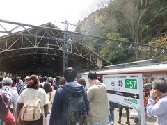 吉野駅に到着。近鉄線はかなり混雑でした。