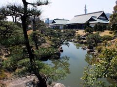徳島城表御殿庭園・・・藩主・蜂須賀氏の書院の庭で、面積は1.5ヘクタール。南東部が枯山水、北西部が築山泉水庭。かつてこの池は海と繋がっていた。