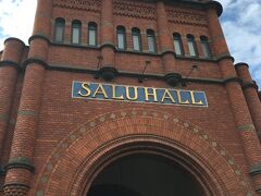 昼食後に、レストラン近くで市場を発見。