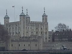 ロンドンでは、「カラスがいなくなるとロンドン塔が崩れ、ロンドン塔を失った英国が滅びる」という占い師の予言が信じられており、今でもカラスを絶やさず飼っているそうです。

なんだか不気味といえば不気味な雰囲気。

見えちゃう人には見えちゃうそうです？