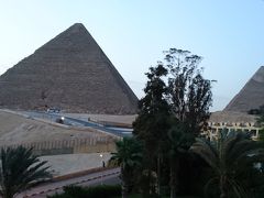 さあ、朝になりましたので、いよいよギザの３大ピラミッドに入りたいと思います。左がクフ王、右がカフラー王、その後ろで見えないのがメンカウラー王です。
車で３分。降りた瞬間、ややトイレ臭が匂います。これは行った観光地のすべてのところで言えるのですが　①ごみが散乱している　②ラクダや馬や犬や猫がその辺でしっぱなし　ということが原因ではないかと。　
クフ王、待ち時間なしすんなり入れましたが、これはあと１０年年取ってたらきついかも、づーっとかがんだまま階段。カフラー王、入りませんでした。メンカウラー王、入り口の方が暇そうにしてたので話しかけると、「よく来てくれた。今日の初のお客さんだよ。」って。小ぶりだから人気がないのかね。