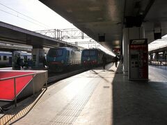 ローマテルミニ駅8:45＝（Frecciarossa9501）＝9:55Napoli centrale駅?ヴェスヴィオ周遊鉄道（Circumvesuviana）Naporli Garibaldi駅10:11発（ソレント行き） →ポンペイ・スカーヴィ(PompeiScavi)駅?ポンペイ遺跡

ポンペイ遺跡?ポンペイ・スカーヴィ駅13:56発→Naporli Garibaldi駅

ナポリ市内徒歩見物（スパッカ ナポリ、ドウォーモ、サンタ・キアラ教会等）?ナポリ中央駅(Napoli central)18:00＝(Frecciarossa9558)＝19:10テルミニ駅（夕食）?ホテル

今日はフレッチャロッサに乗ってナポリへ、そしてポンペイ遺跡に行きます
