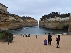 続いて訪れたのが「ロック・アード・ゴージ」。ロック・アードは、かつてこの地の沖合で難破したという移民船の名前で、外界からは岩場で隔絶された小さな入り江。宝物でも隠されていそうな感じがする。