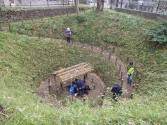 ３日、まずは駅前の五の神社にある「まいまいずの井戸」から。ここは多摩川から２回坂を登った台地上の集落。地下水位が深いため、まずはすり鉢状の穴を掘って、その下（底）に、つるべ井戸があります。つるべ井戸からは、くんだ水を桶に入れて、らせん状の道を上り下りしたのでしょう。そのらせん状の道のようすが、かたつむりに見えることから「まいまいず」の井戸なのです。