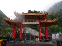 「祥徳寺」の入り口です。

寺は小山の上。。。雨が激しくて、この先の階段は断念しました。