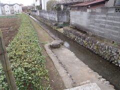 田村分水は今も流れています。水車小屋はなくなりましたが、かつての洗い場は畑の脇に残っています。