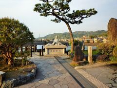 宇治橋の前に紫式部の像がありました。