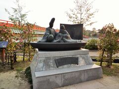 光源氏の像です。