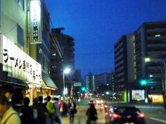 晩御飯もラーメン。3/26の旅行記の時は手前の本家第一旭たかばし本店に行きましたが、今回は右隣の新福菜館本店に行ってみることに。