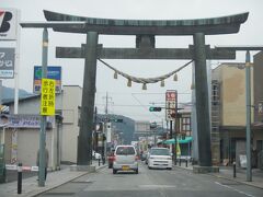 金鳥居をくぐります。
金鳥居 （かなどりい）
富士山信仰のシンボル。
古くは「唐金鳥居」富士山の「一ノ鳥居（富士山頂）まである鳥居のうち、一番最初にあるもの。吉田の火祭ではここ燃えます。