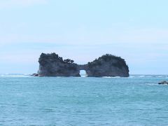 さて、一通り観光しておきましょう。
島の中央に円月形の海蝕洞がぽっかり開いていることから、「円月島」と呼ばれています。
